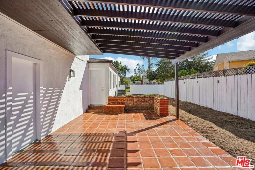 8855 Lilienthal Avenue Los Angeles, CA 90045