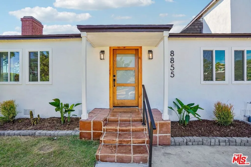 8855 Lilienthal Avenue Los Angeles, CA 90045