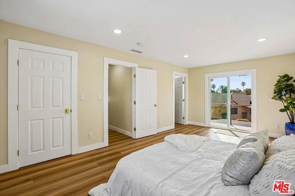 8855 Lilienthal Avenue Los Angeles, CA 90045