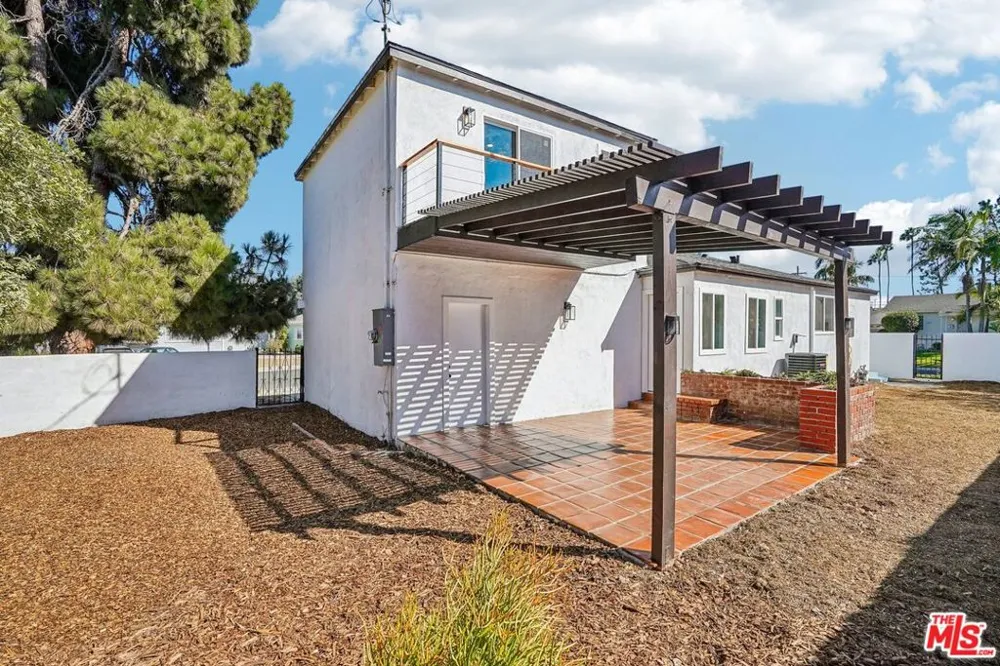 8855 Lilienthal Avenue Los Angeles, CA 90045