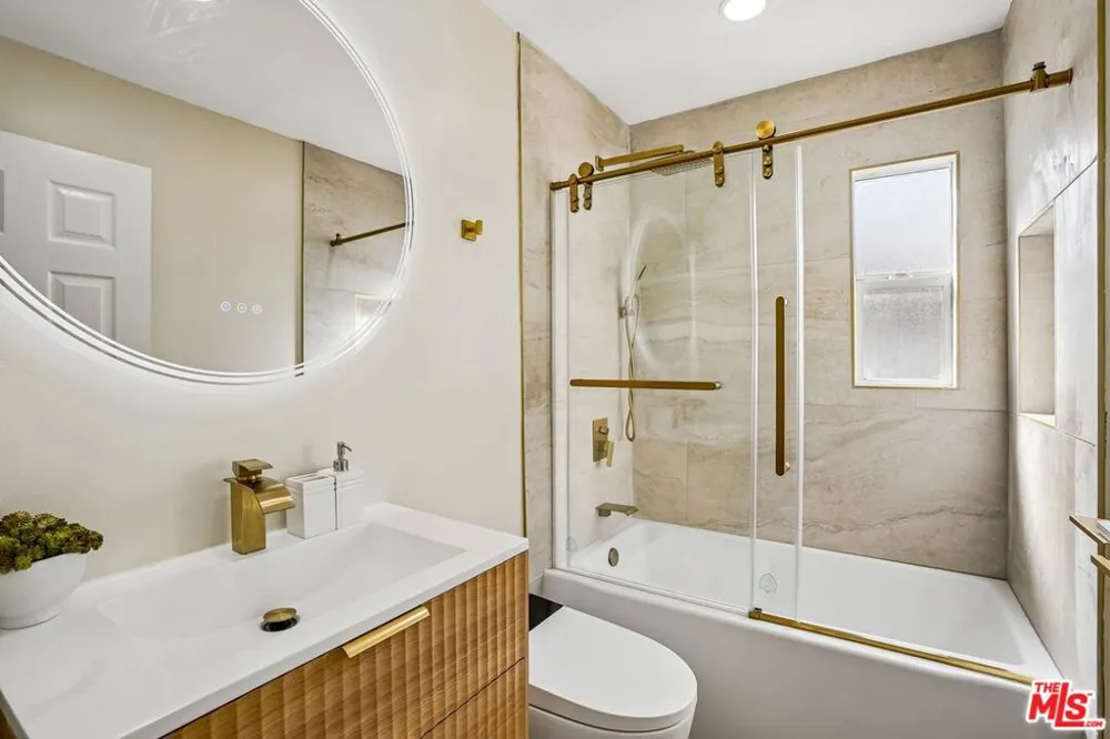 8855 Lilienthal Avenue Los Angeles, CA 90045