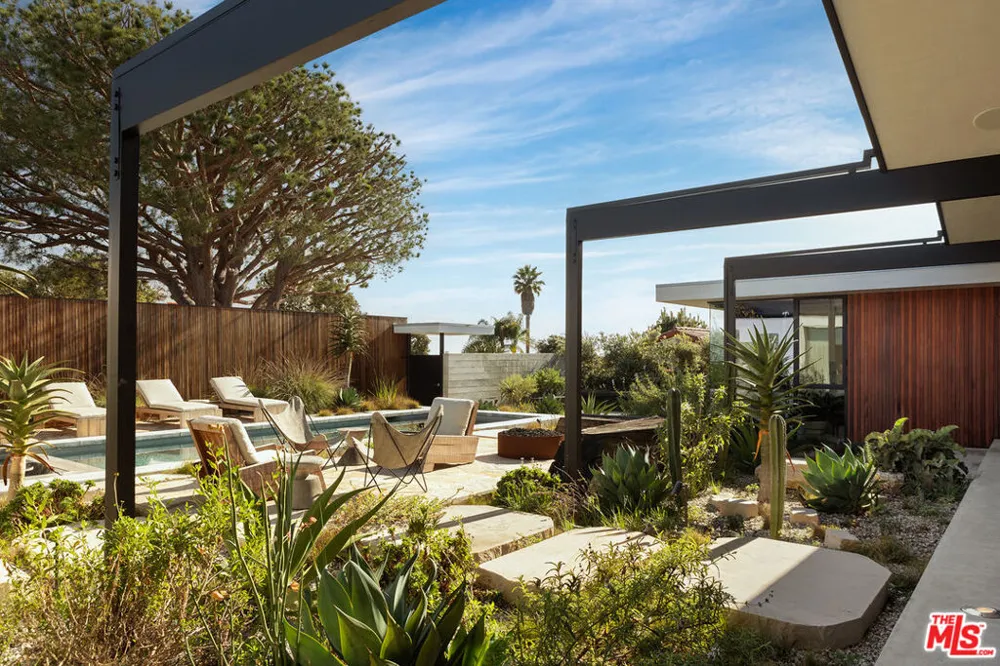 7127 Crest Road Rancho Palos Verdes, CA 90275