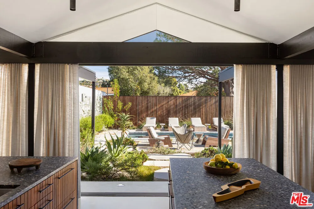 7127 Crest Road Rancho Palos Verdes, CA 90275