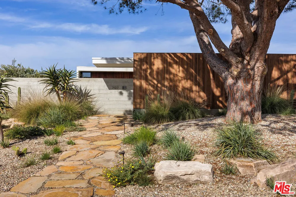 7127 Crest Road Rancho Palos Verdes, CA 90275