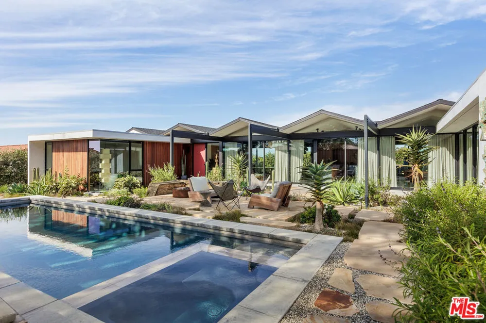 7127 Crest Road Rancho Palos Verdes, CA 90275