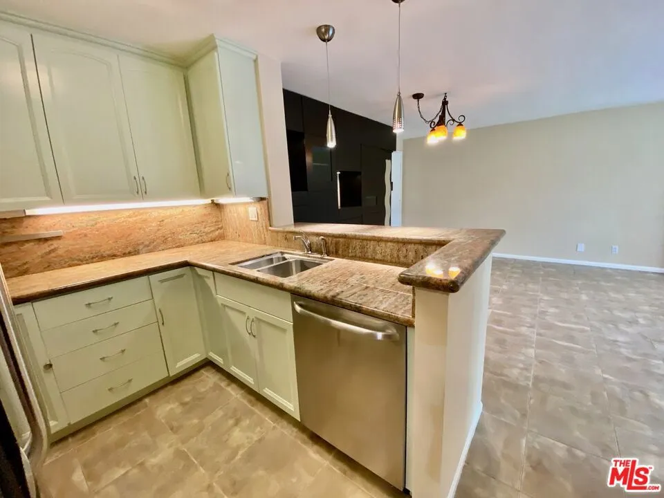 6375 Green Valley Circle #104 Culver City, CA 90230