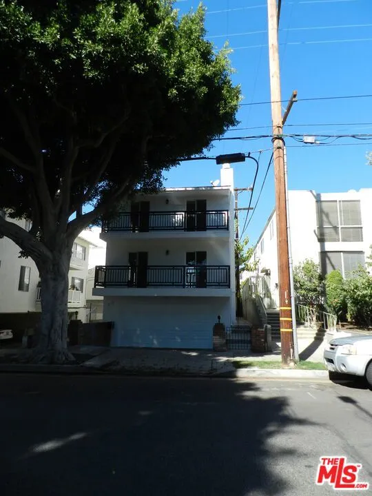 2711 Arizona Avenue Santa Monica, CA 90404