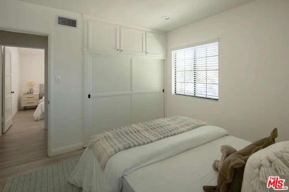 18424 Domino Street Tarzana, CA 91335