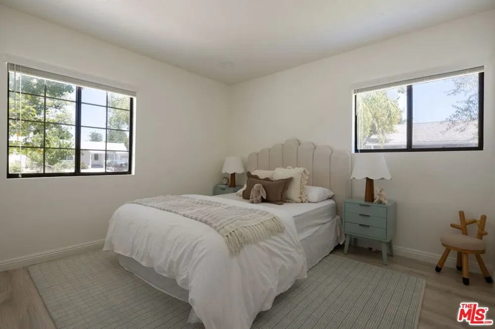 18424 Domino Street Tarzana, CA 91335