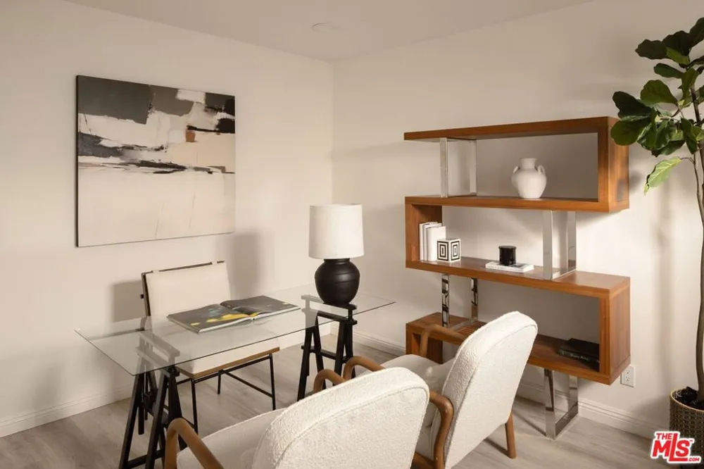 18424 Domino Street Tarzana, CA 91335