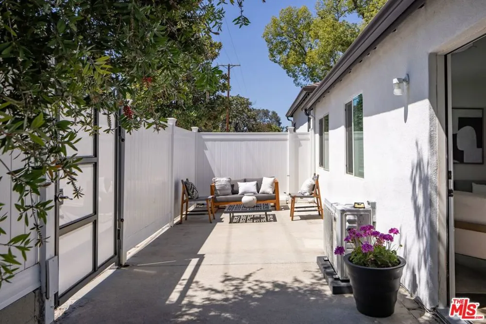 18424 Domino Street Tarzana, CA 91335