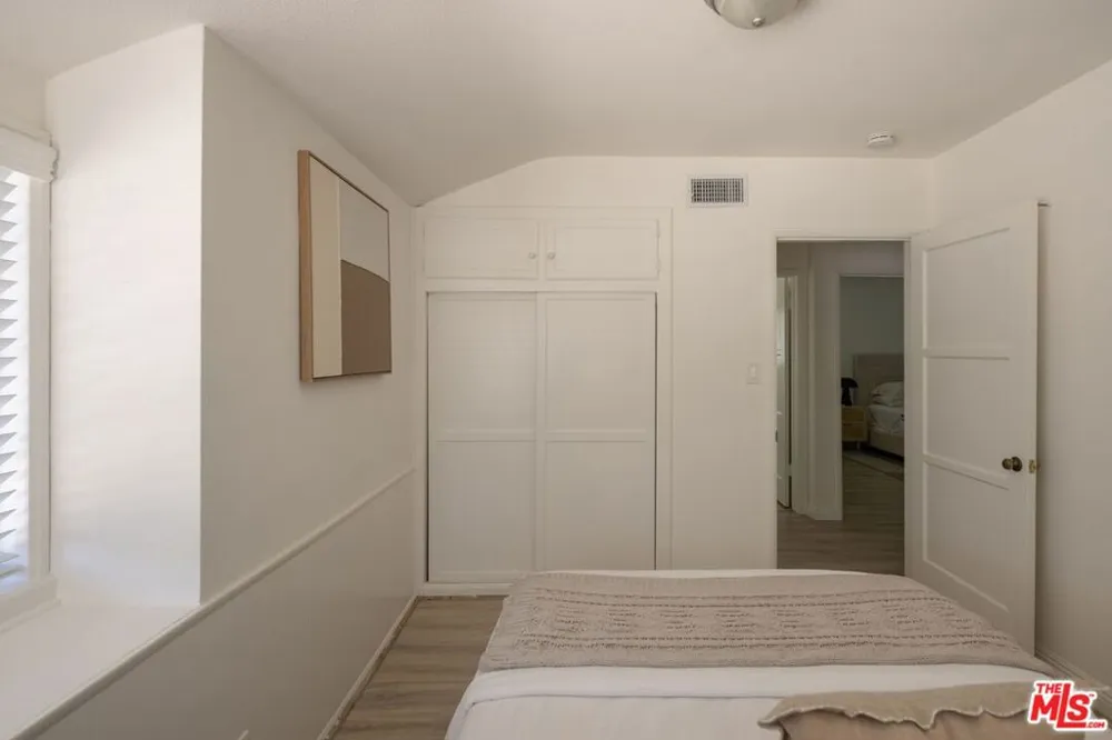 18424 Domino Street Tarzana, CA 91335