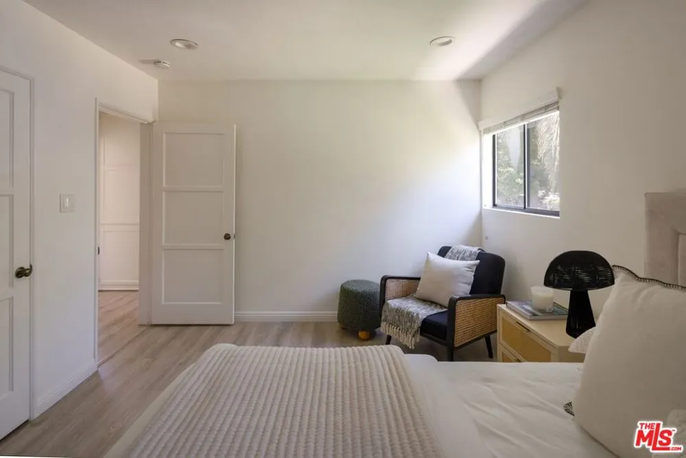 18424 Domino Street Tarzana, CA 91335