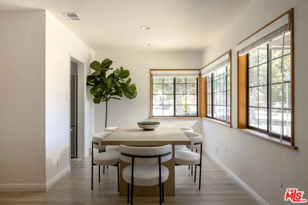 18424 Domino Street Tarzana, CA 91335