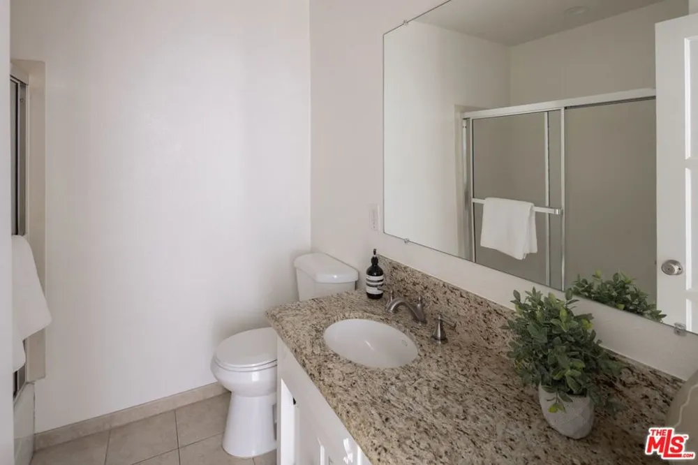 18424 Domino Street Tarzana, CA 91335