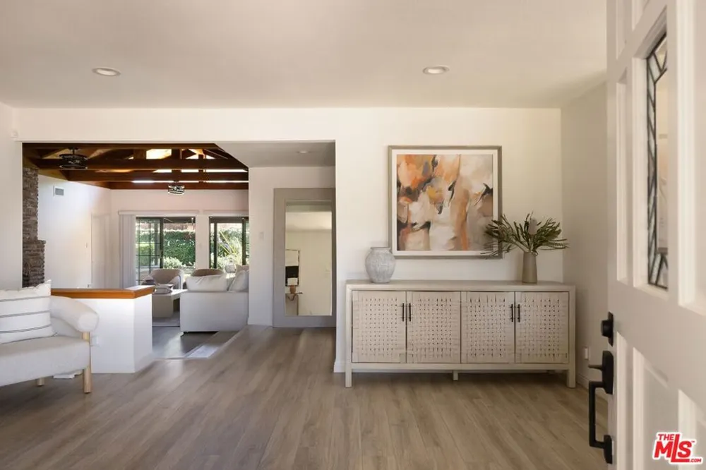 18424 Domino Street Tarzana, CA 91335