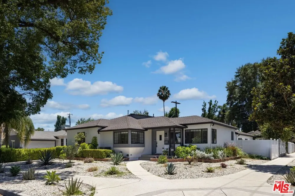 18424 Domino Street Tarzana, CA 91335