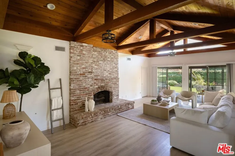 18424 Domino Street Tarzana, CA 91335
