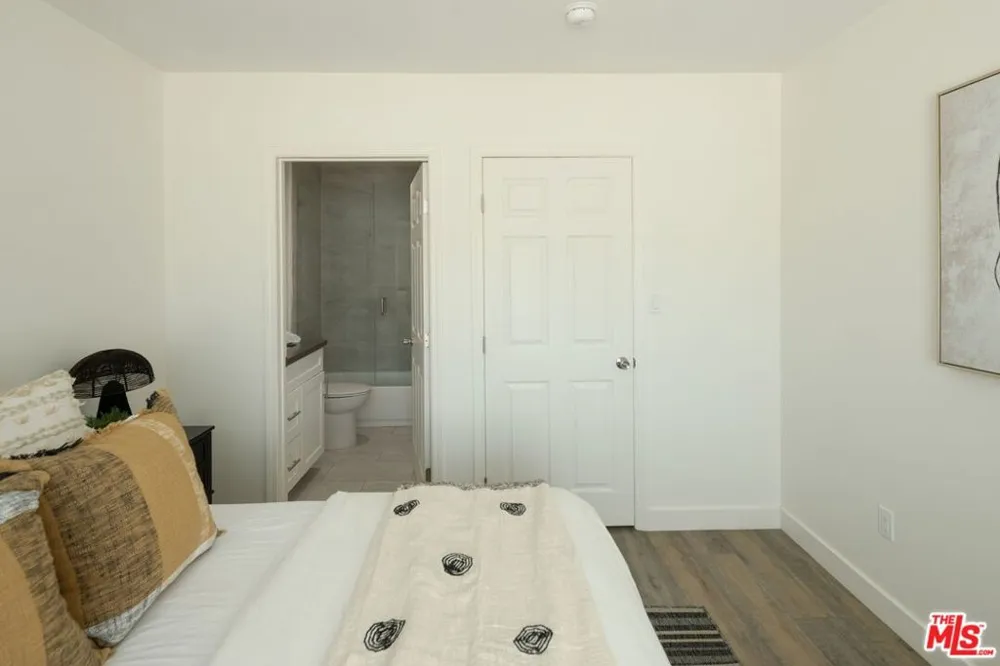 18424 Domino Street Tarzana, CA 91335