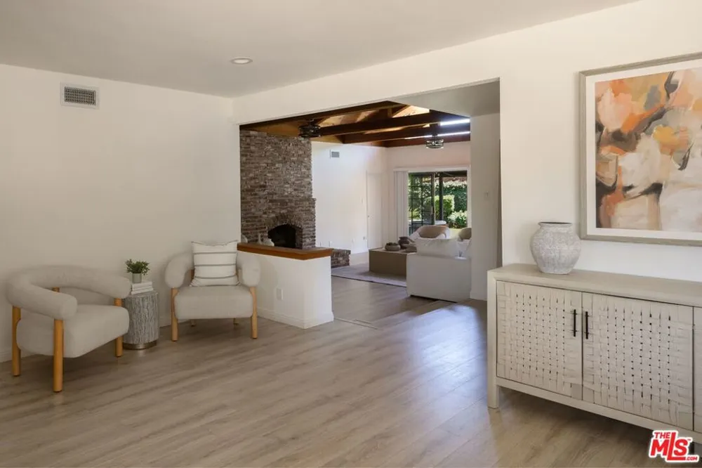 18424 Domino Street Tarzana, CA 91335