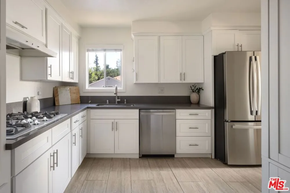 18424 Domino Street Tarzana, CA 91335