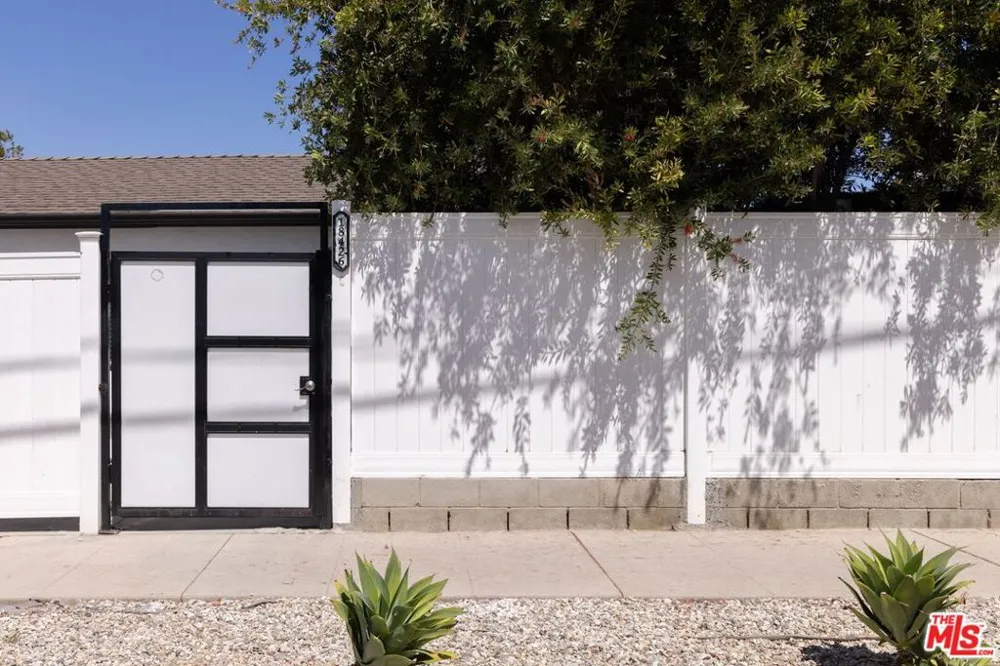 18424 Domino Street Tarzana, CA 91335
