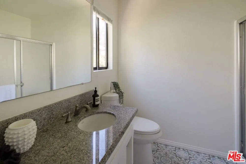18424 Domino Street Tarzana, CA 91335