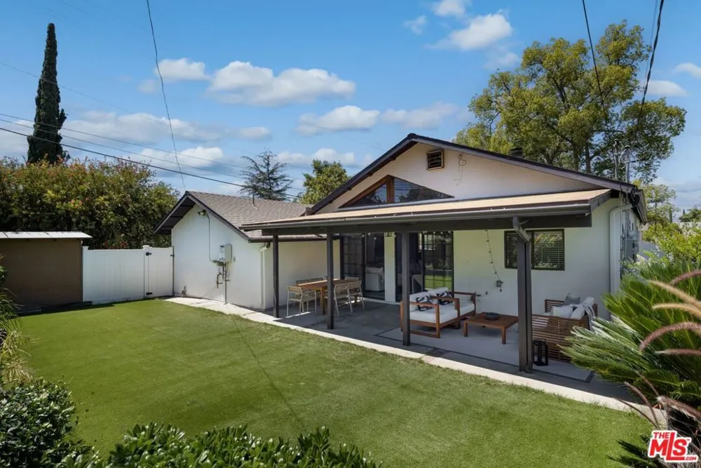 18424 Domino Street Tarzana, CA 91335