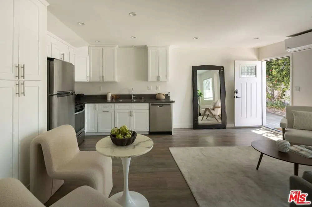 18424 Domino Street Tarzana, CA 91335