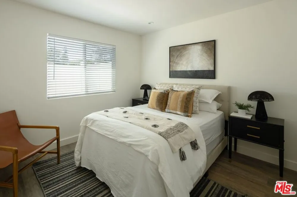 18424 Domino Street Tarzana, CA 91335