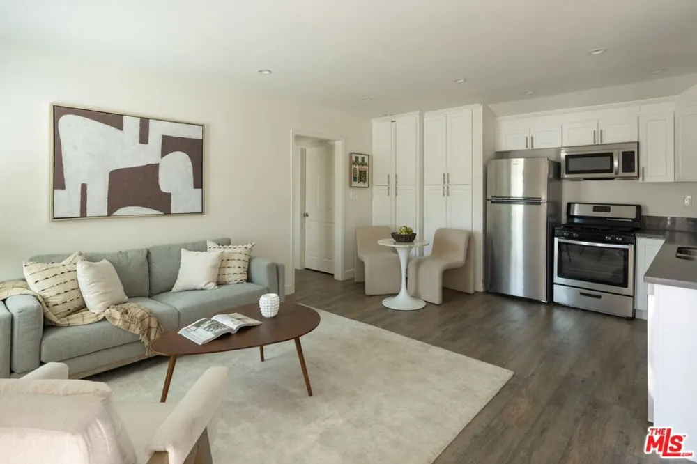 18424 Domino Street Tarzana, CA 91335