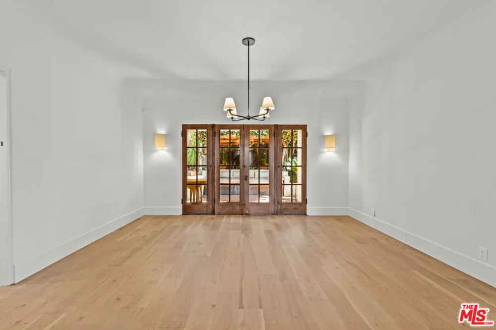 6484 Ivarene Avenue Los Angeles, CA 90068