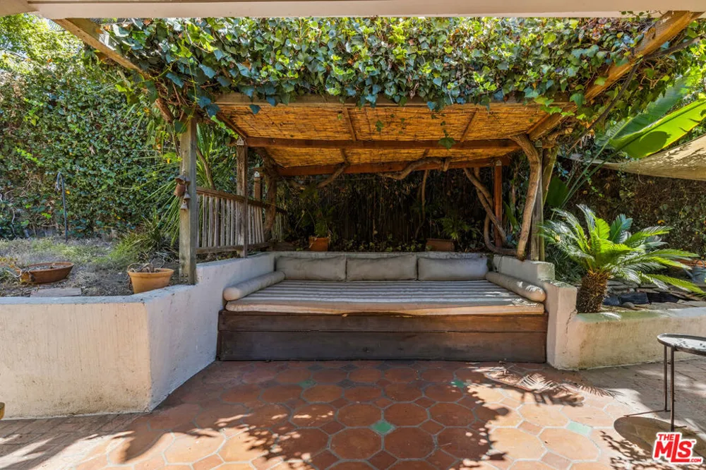 6484 Ivarene Avenue Los Angeles, CA 90068