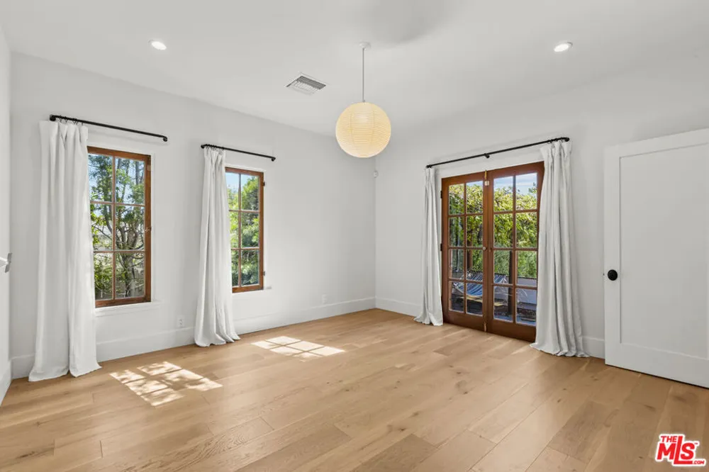 6484 Ivarene Avenue Los Angeles, CA 90068