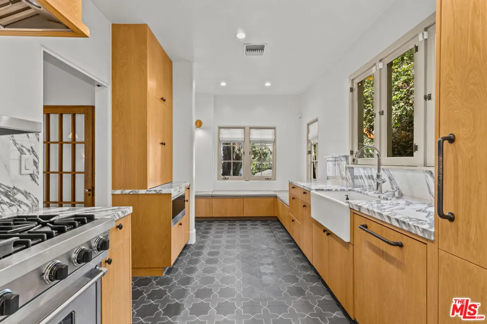6484 Ivarene Avenue Los Angeles, CA 90068