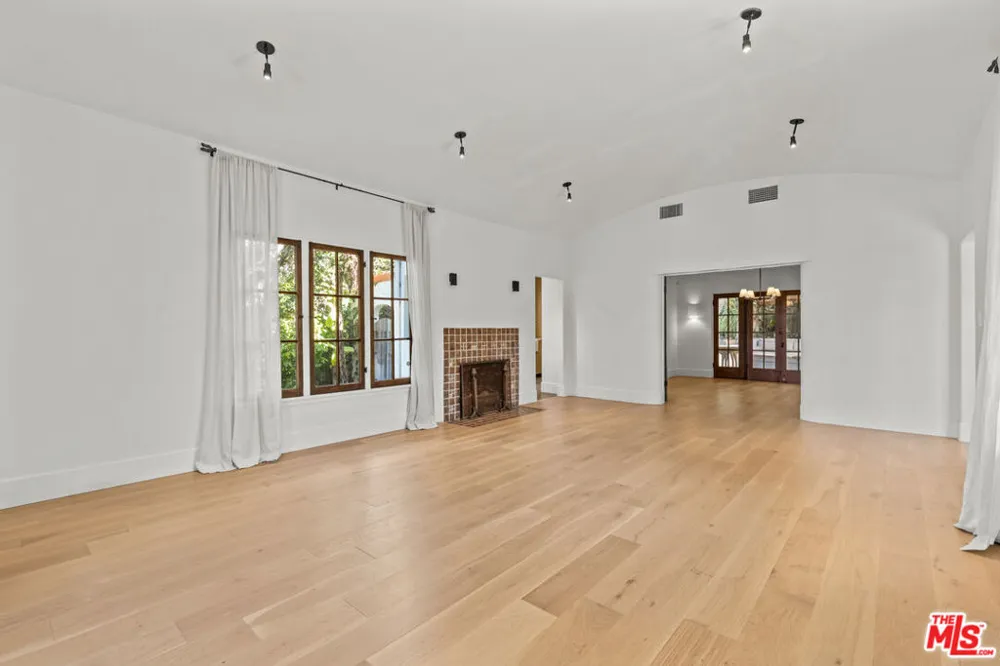 6484 Ivarene Avenue Los Angeles, CA 90068