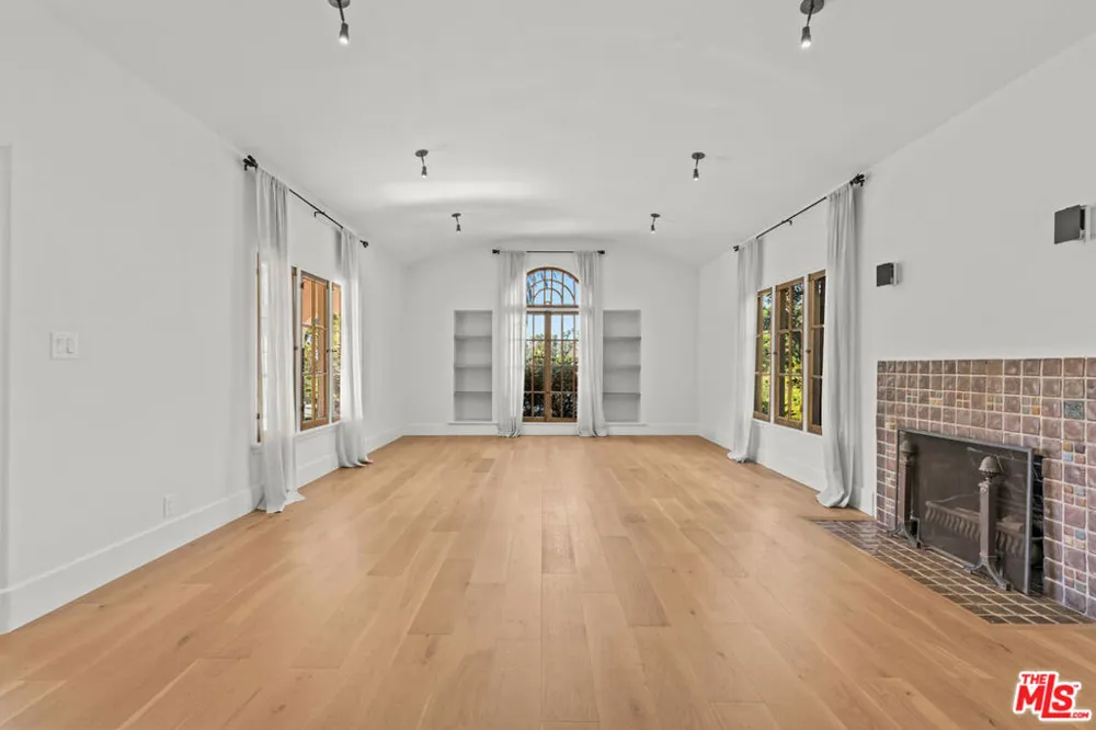 6484 Ivarene Avenue Los Angeles, CA 90068
