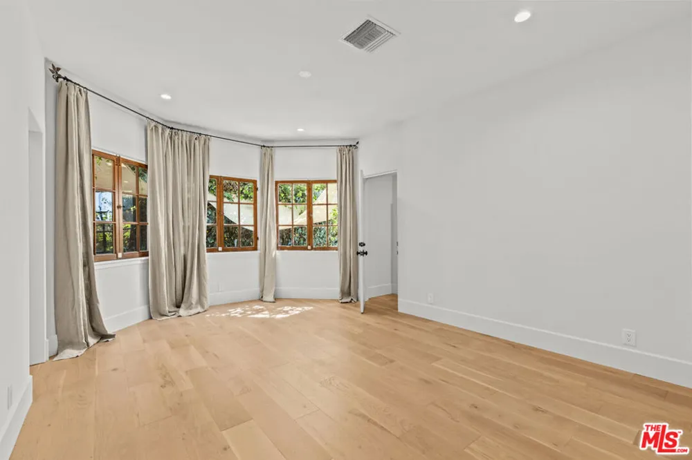 6484 Ivarene Avenue Los Angeles, CA 90068