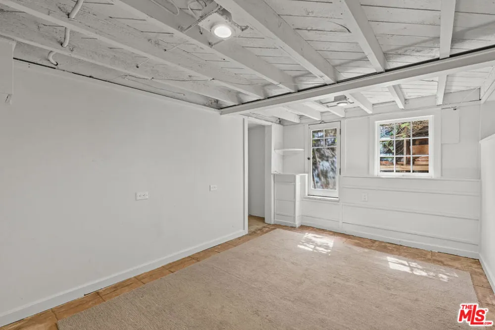 6484 Ivarene Avenue Los Angeles, CA 90068
