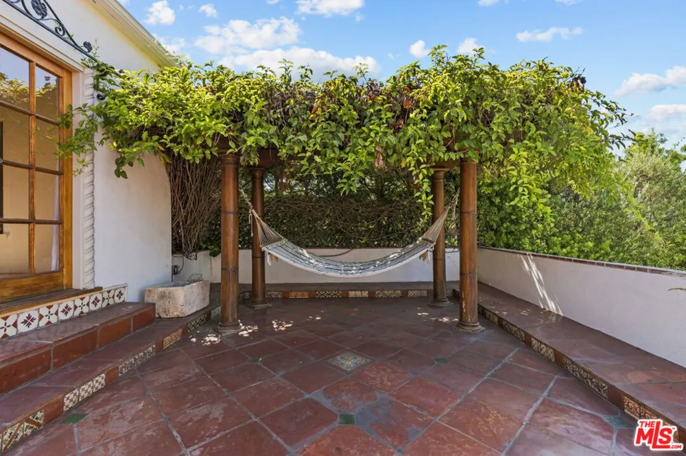 6484 Ivarene Avenue Los Angeles, CA 90068
