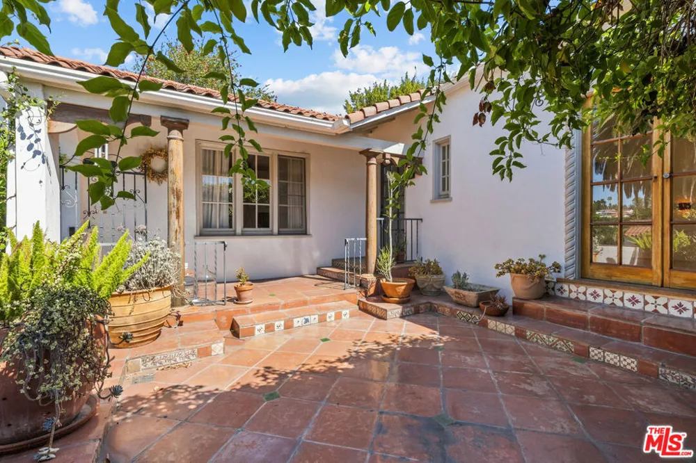 6484 Ivarene Avenue Los Angeles, CA 90068