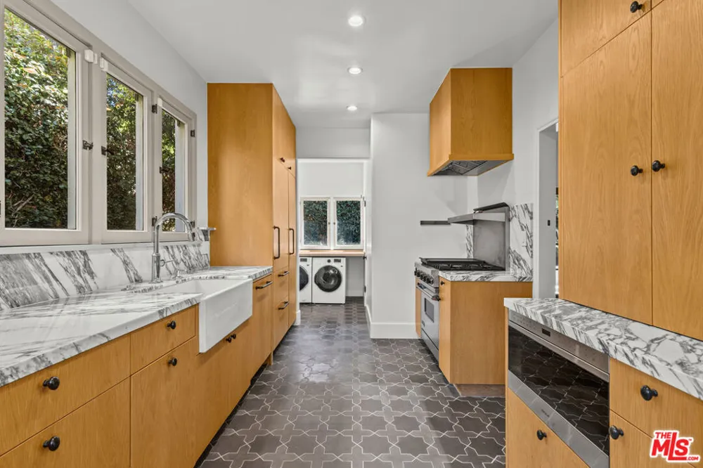 6484 Ivarene Avenue Los Angeles, CA 90068