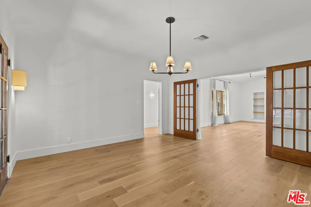 6484 Ivarene Avenue Los Angeles, CA 90068