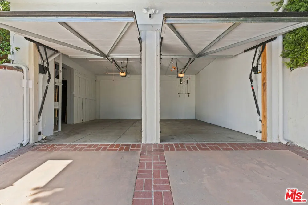 6484 Ivarene Avenue Los Angeles, CA 90068
