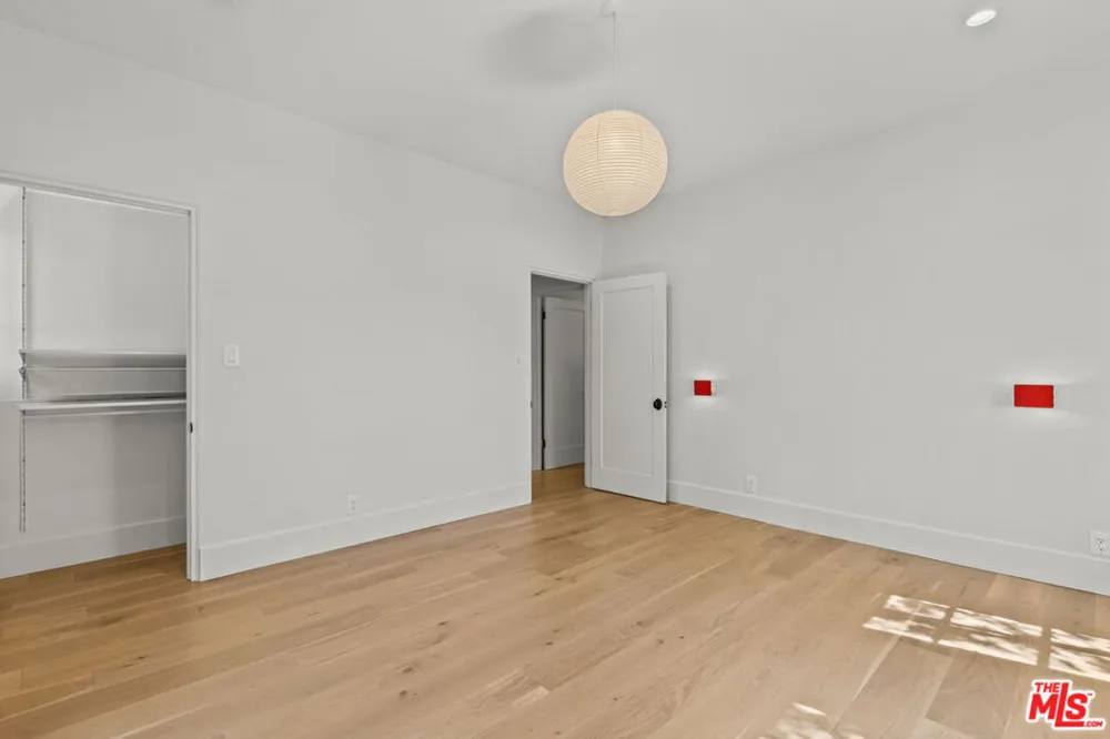 6484 Ivarene Avenue Los Angeles, CA 90068