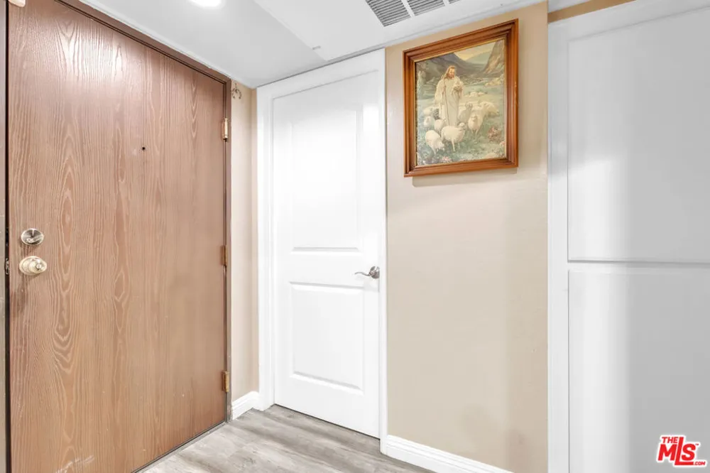 14610 Erwin Street #211 Los Angeles, CA 91411