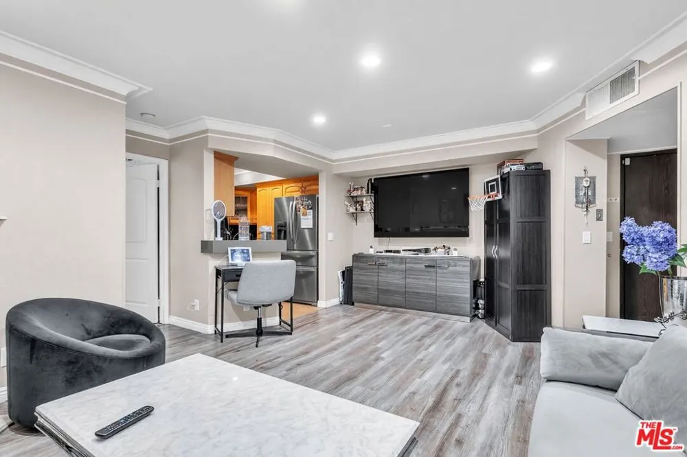 14610 Erwin Street #211 Los Angeles, CA 91411