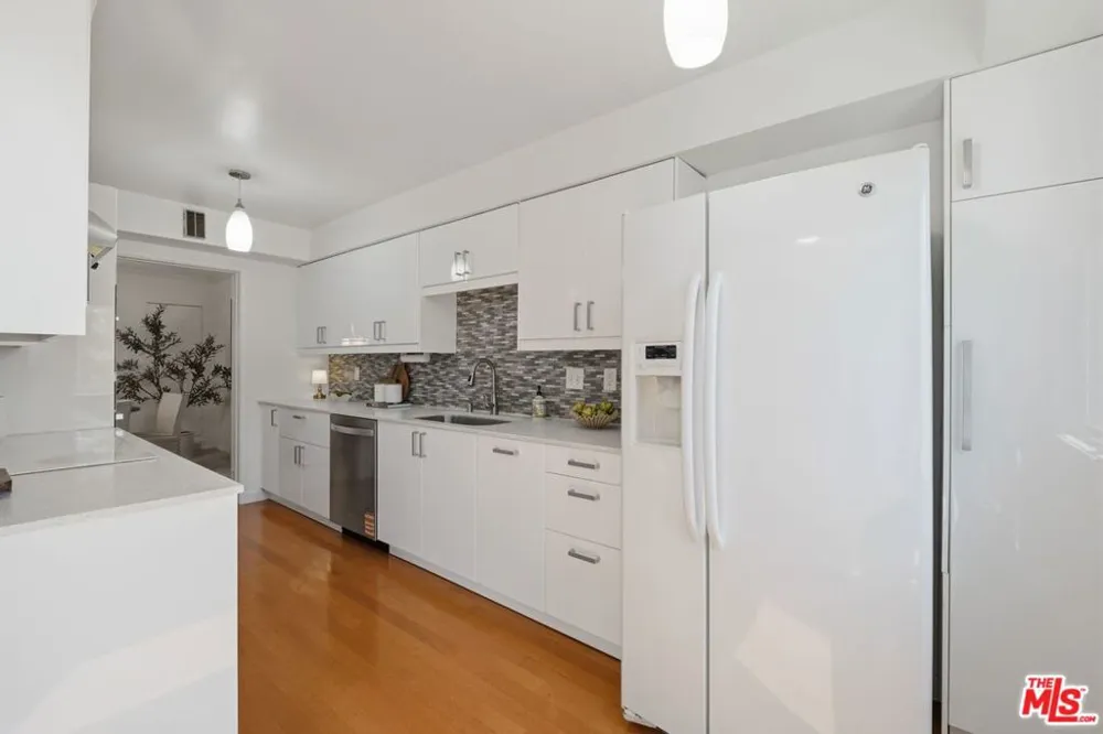 289 S Barrington Avenue #A309 Los Angeles, CA 90049