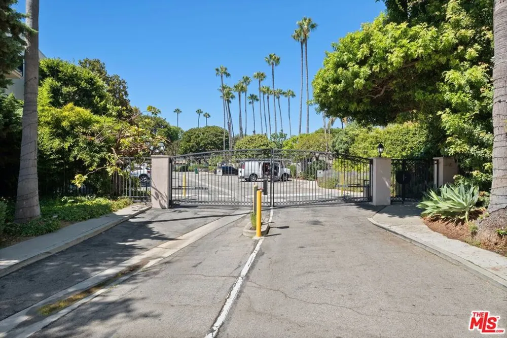 289 S Barrington Avenue #A309 Los Angeles, CA 90049