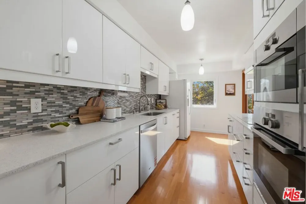 289 S Barrington Avenue #A309 Los Angeles, CA 90049